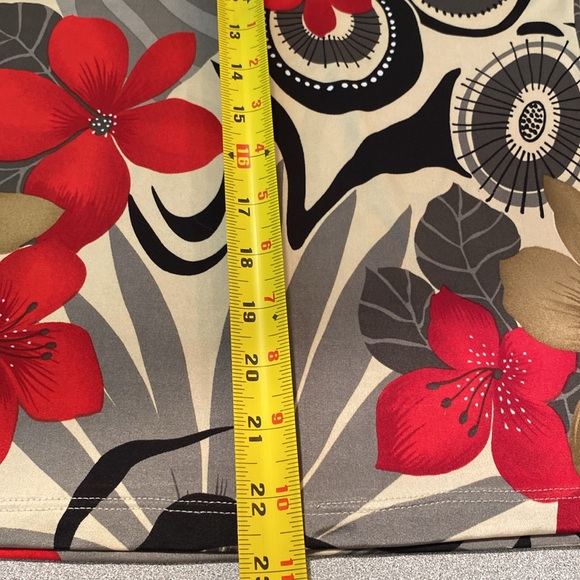 Papillon Blanc - v- neck floral top. Size S - Picture 5 of 7